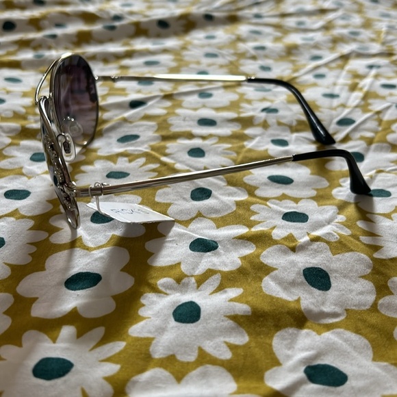 Aviator sunglasses with roses​ - Picture 2 of 5